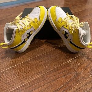 Jordan 1 Mid SE Dynamic Yellow/Black-White Floral